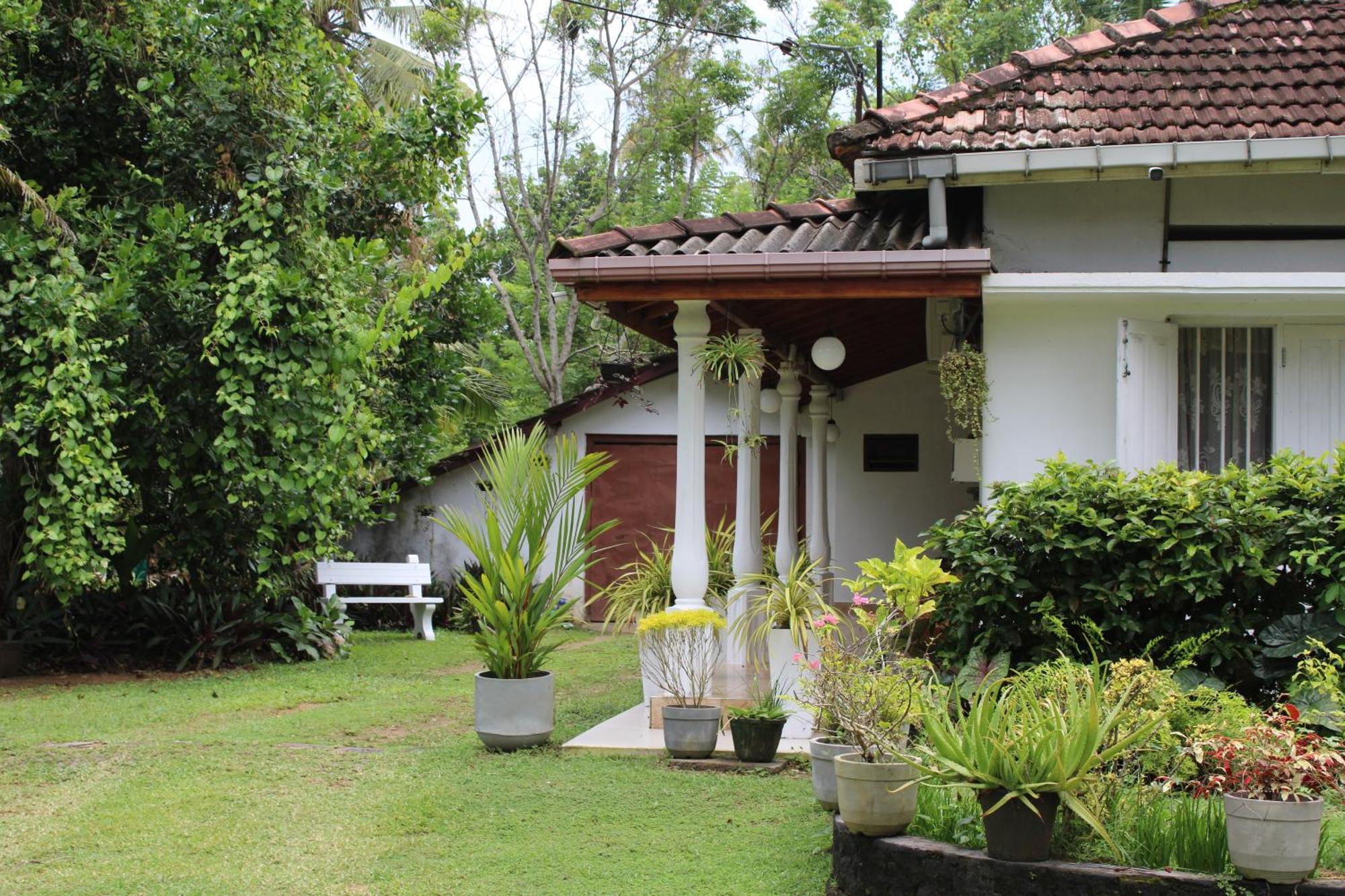 Hotel Sun And Surf Rest Ahangama Exterior foto